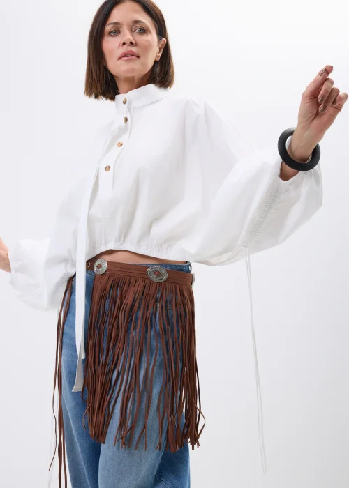 Brązowy pasek boho z długimi frędzlami i ozdobnymi srebrnymi klamrami. Efektowny model inspirowany stylem western doskonale podkreśla talię i nadaje charakteru jeansowym oraz casualowym stylizacjom.