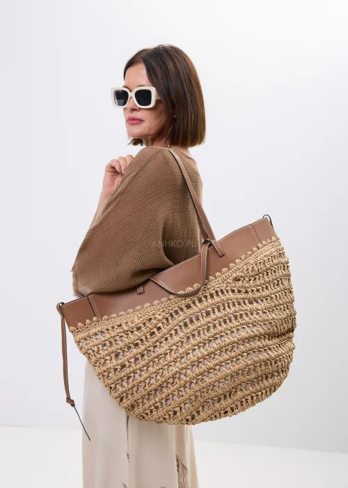 Torebka shopper pleciona w naturalnym beżowym kolorze. Duży model z ażurowym splotem i brązowymi detalami, idealny na co dzień i wakacyjne stylizacje.