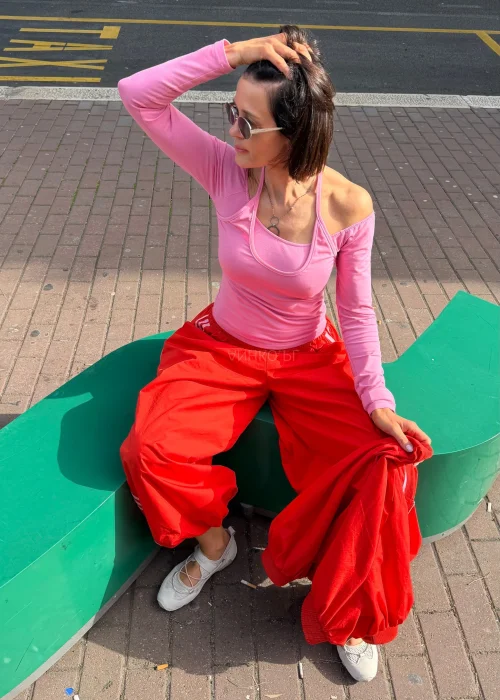 Koralowe spodnie alladynki z różowymi lampasami, luźny sportowy fason z elastyczną talią.