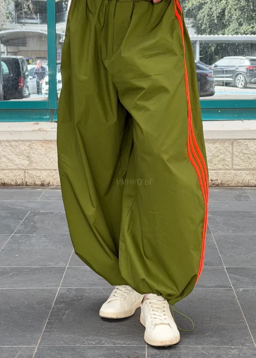 Khaki spodnie alladynki z neonowymi pomarańczowymi lampasami, luźny sportowy fason z elastyczną talią.