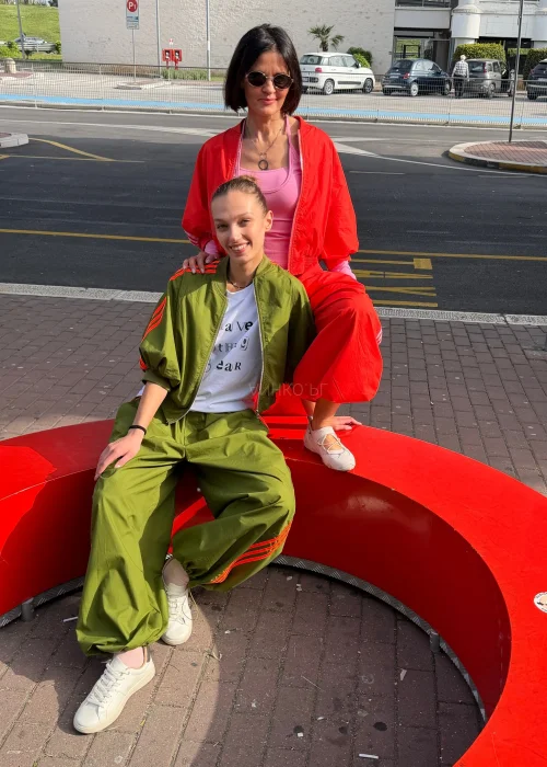 Khaki bluza dresowa bomberka z neonowymi koralowymi lampasami, krótszy fason na zamek z szerokimi rękawami i sportowym charakterem.