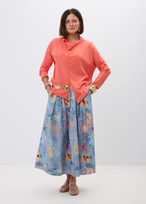 Rozkloszowana spódnica maxi w niebieskim kolorze z artystycznym printem, napisami i kolorowymi grafikami. Zwiewny fason oraz szeroki krój nadają stylizacji oryginalnego, miejskiego charakteru.
