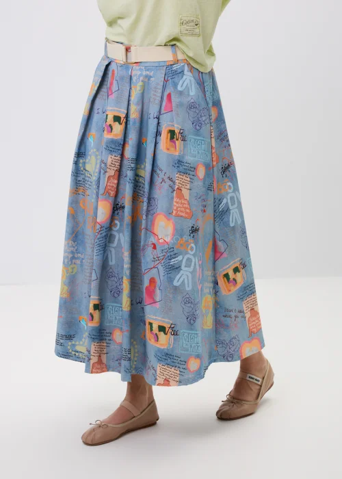 Rozkloszowana spódnica maxi w niebieskim kolorze z artystycznym printem, napisami i kolorowymi grafikami. Zwiewny fason oraz szeroki krój nadają stylizacji oryginalnego, miejskiego charakteru.
