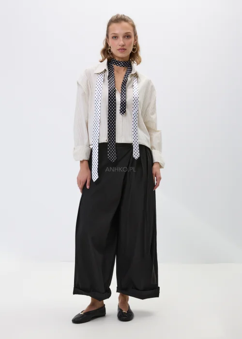 Kremowa koszula damska w delikatny prążek, elegancka koszula z kołnierzykiem i długim rękawem, idealna do stylizacji casual i smart casual.