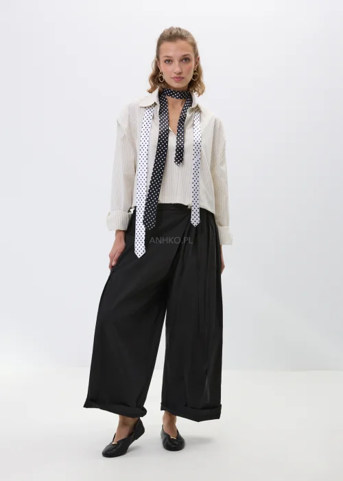 Kremowa koszula damska w delikatny prążek, elegancka koszula z kołnierzykiem i długim rękawem, idealna do stylizacji casual i smart casual.