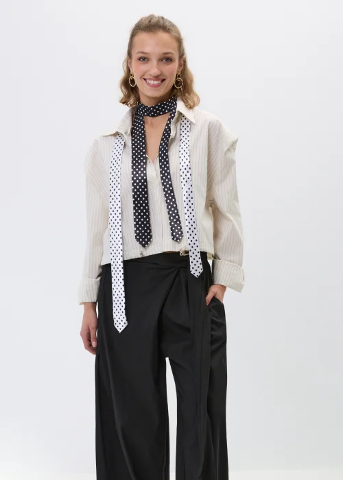 Kremowa koszula damska w delikatny prążek, elegancka koszula z kołnierzykiem i długim rękawem, idealna do stylizacji casual i smart casual.