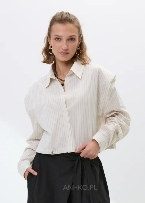 Kremowa koszula damska w delikatny prążek, elegancka koszula z kołnierzykiem i długim rękawem, idealna do stylizacji casual i smart casual.