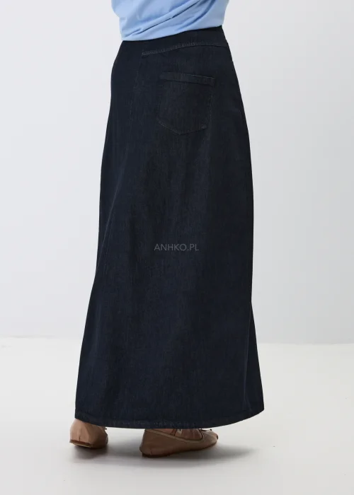 Granatowa spódnica maxi o kopertowym fasonie, wykonana z miękkiego materiału jeansowego, elegancka i wygodna na co dzień.