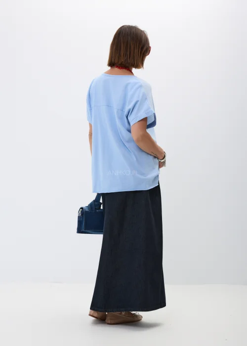 Bluzka w kolorze baby blue z dekoltem V i subtelnym haftem kwiatowym na piersi. Luźny fason oversize z krótkim rękawem nadaje stylizacji lekkości i doskonale komponuje się z jeansowymi oraz casualowymi zestawami.
