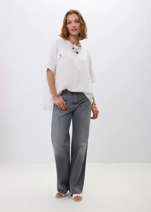 Szare jeansy damskie z szeroką nogawką, modne spodnie denim z wysokim stanem i delikatnymi przetarciami do codziennych stylizacji.