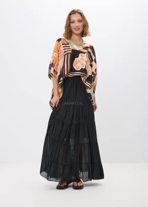 Wzorzysta bluzka oversize w geometryczny print w odcieniach beżu, czerni i pomarańczu, z luźnym rękawem, stylizowana w komplecie ze spódnicą w artystycznym looku.