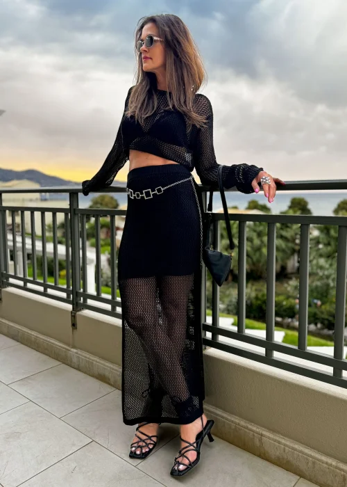 Czarny ażurowy top Crop z długim rękawem i siateczkowym splotem. Krótki fason noszony na braletce tworzy nowoczesną stylizację w stylu resort i beachwear.
