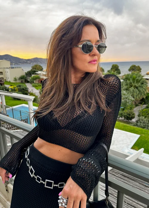Czarny ażurowy top Crop z długim rękawem i siateczkowym splotem. Krótki fason noszony na braletce tworzy nowoczesną stylizację w stylu resort i beachwear.