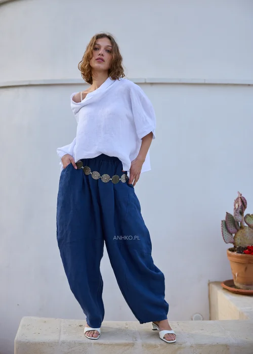 Oversize'owa bluzka lniana biała z charakterystycznym szerokim golfem i obniżoną linią ramion. Ponadczasowy model idealny do naturalnych, lekkich stylizacji.