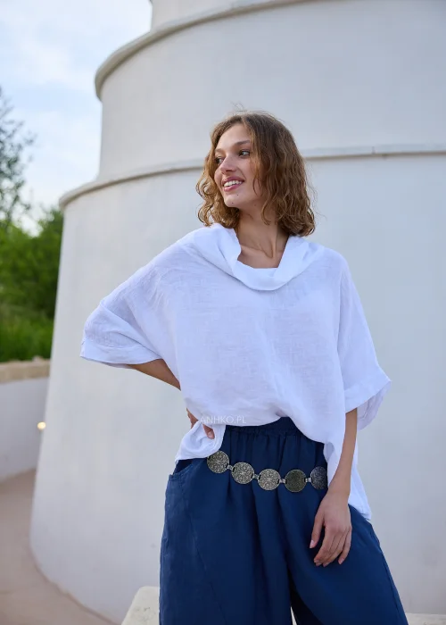 Oversize'owa bluzka lniana biała z charakterystycznym szerokim golfem i obniżoną linią ramion. Ponadczasowy model idealny do naturalnych, lekkich stylizacji.