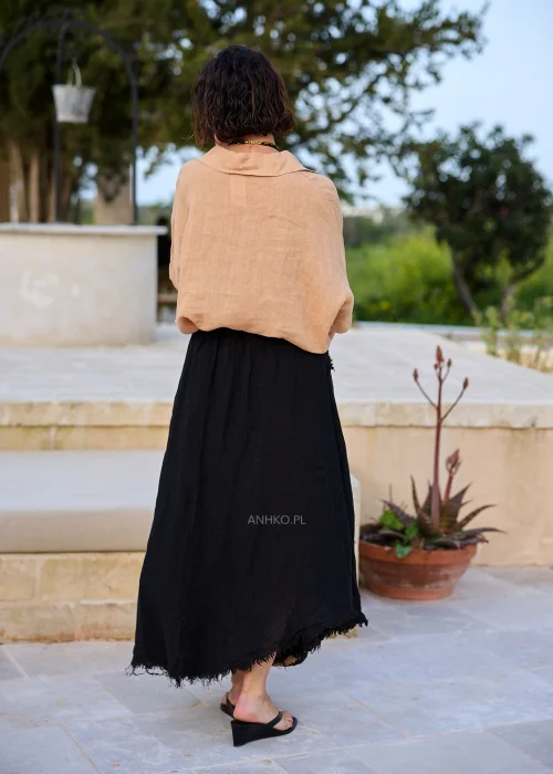 Czarna spódnica lniana z efektownym wiązaniem w talii i dekoracyjną klamrą. Zwiewny fason pięknie układa się w ruchu, tworząc stylową, kobiecą sylwetkę.