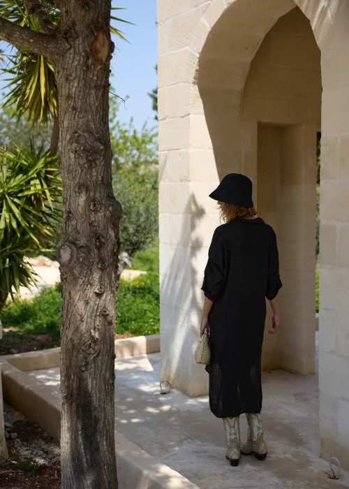 Czarna lniana sukienka koszulowa midi z kołnierzykiem i długim rękawem, luźny krój oversize w stylu boho