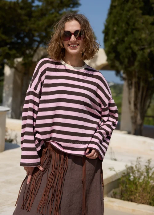 Damski sweter oversize w różowo-brązowe paski z długim rękawem i okrągłym dekoltem – luźny casualowy fason.