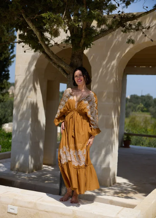 _94A4985.jpgKarmelowa sukienka boho midi z ozdobną koronką i haftowanymi wstawkami przy dekolcie, rękawach oraz dole. Kobiecy fason z wiązaniem w talii i falbaną tworzy elegancką stylizację w klimacie śródziemnomorskim.