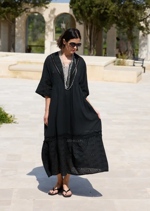 Czarna sukienka maxi w stylu boho z ażurowymi haftami, dekoltem V i szerokimi rękawami 3/4. Zwiewny model o luźnym fasonie, idealny do codziennych i wakacyjnych stylizacji.
