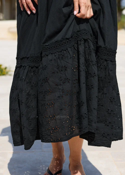 Czarna sukienka maxi w stylu boho z ażurowymi haftami, dekoltem V i szerokimi rękawami 3/4. Zwiewny model o luźnym fasonie, idealny do codziennych i wakacyjnych stylizacji.