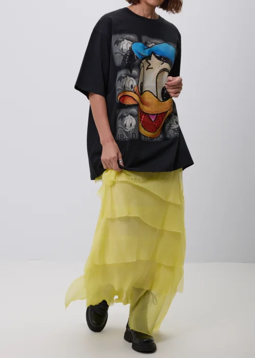 Czarny T-shirt oversize z dużym nadrukiem Kaczora Donalda w niebieskiej czapce, ozdobionym błyszczącymi cekinami. Luźny fason z krótkim rękawem tworzy modną, casualową stylizację i przyciąga uwagę wyrazistym motywem pop-art.