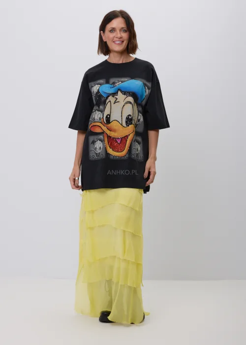 Czarny T-shirt oversize z dużym nadrukiem Kaczora Donalda w niebieskiej czapce, ozdobionym błyszczącymi cekinami. Luźny fason z krótkim rękawem tworzy modną, casualową stylizację i przyciąga uwagę wyrazistym motywem pop-art.
