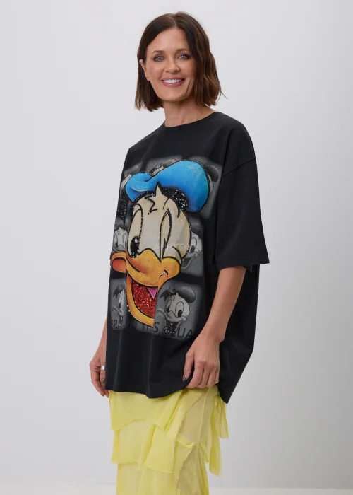 Czarny T-shirt oversize z dużym nadrukiem Kaczora Donalda w niebieskiej czapce, ozdobionym błyszczącymi cekinami. Luźny fason z krótkim rękawem tworzy modną, casualową stylizację i przyciąga uwagę wyrazistym motywem pop-art.