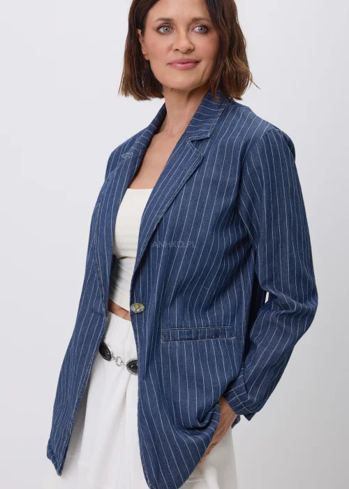 Granatowa marynarka damska w delikatne białe prążki, zapinana na jeden guzik, z klasycznym kołnierzem i kieszeniami. Elegancki model w stylu smart casual, idealny do spodni, spódnic i codziennych stylizacji.