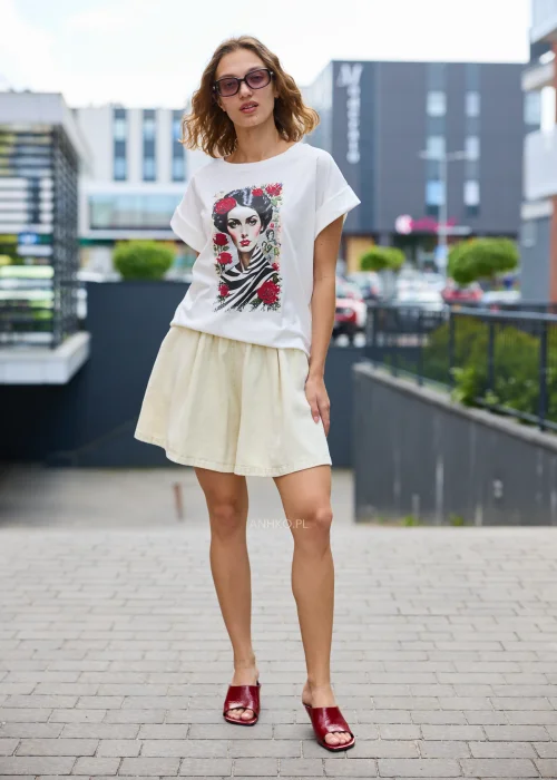 Biały T-shirt damski z artystycznym nadrukiem kobiecego portretu ozdobionego czerwonymi różami. Luźny fason z krótkim rękawem doskonale sprawdza się w codziennych stylizacjach