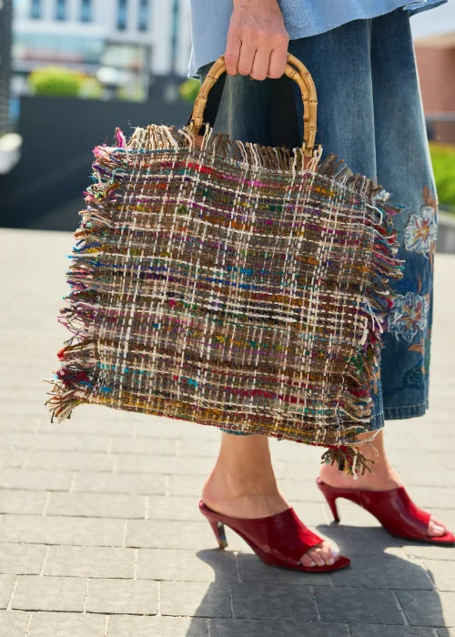 Torebka shopper z kolorowej tkaniny tweedowej z efektownymi postrzępionymi frędzlami i bambusowymi rączkami.