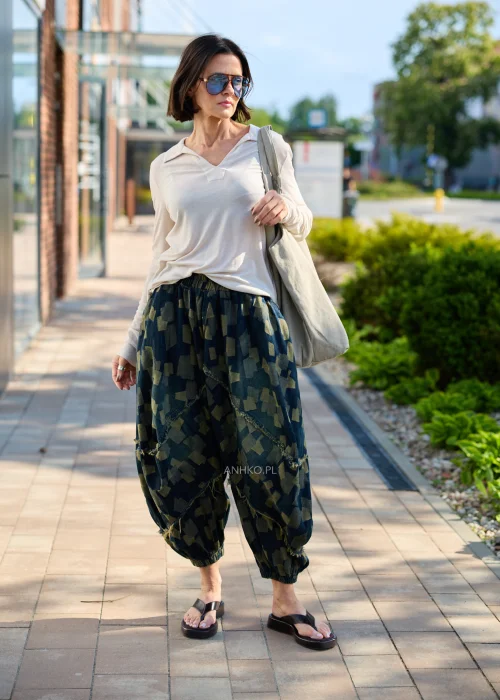 Duża beżowa torba typu shopper z miękkiej tkaniny z ozdobnym chwostem i drewnianymi koralikami.