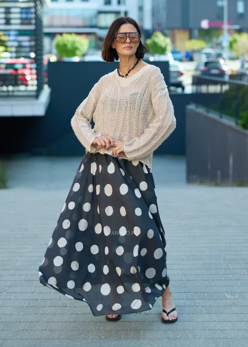 Czarny naszyjnik z naturalnego onyksu wykonany z nieregularnych bryłek kamienia i ozdobnych złotych detali. Biżuteria w stylu boho z regulowanym zapięciem ze stali nierdzewnej.
