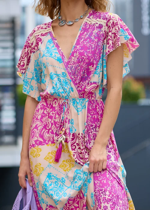 Sukienka maxi patchwork w odcieniach fuksji, beżu, turkusu i żółci z kopertowym dekoltem V, zwiewnymi rękawami oraz regulowanym wiązaniem w talii zakończonym chwostami.