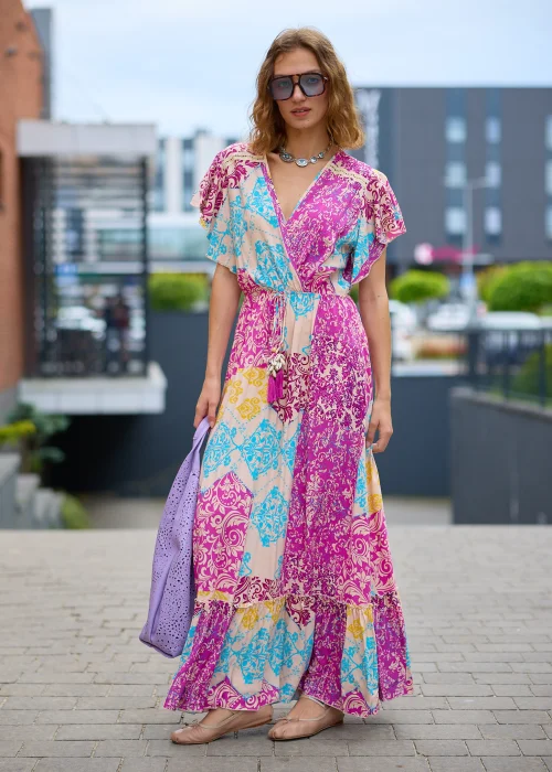 Sukienka maxi patchwork w odcieniach fuksji, beżu, turkusu i żółci z kopertowym dekoltem V, zwiewnymi rękawami oraz regulowanym wiązaniem w talii zakończonym chwostami.