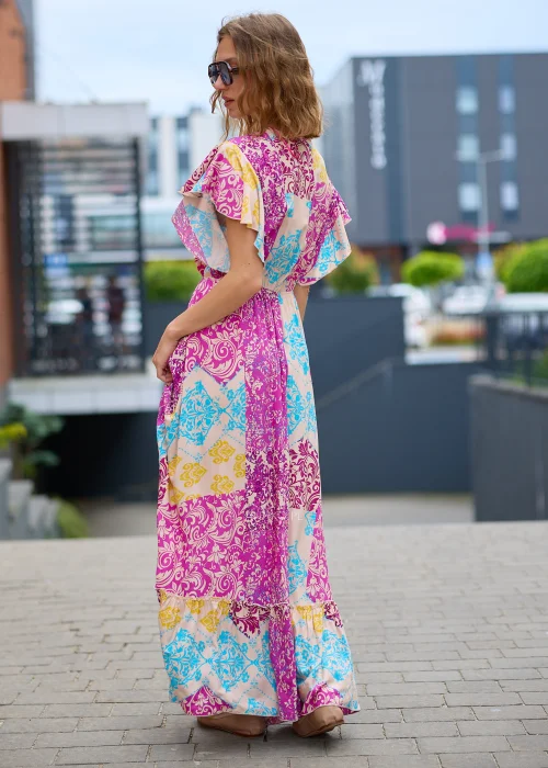 Sukienka maxi patchwork w odcieniach fuksji, beżu, turkusu i żółci z kopertowym dekoltem V, zwiewnymi rękawami oraz regulowanym wiązaniem w talii zakończonym chwostami.