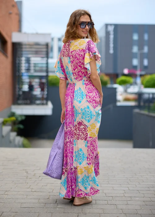 Sukienka maxi patchwork w odcieniach fuksji, beżu, turkusu i żółci z kopertowym dekoltem V, zwiewnymi rękawami oraz regulowanym wiązaniem w talii zakończonym chwostami.