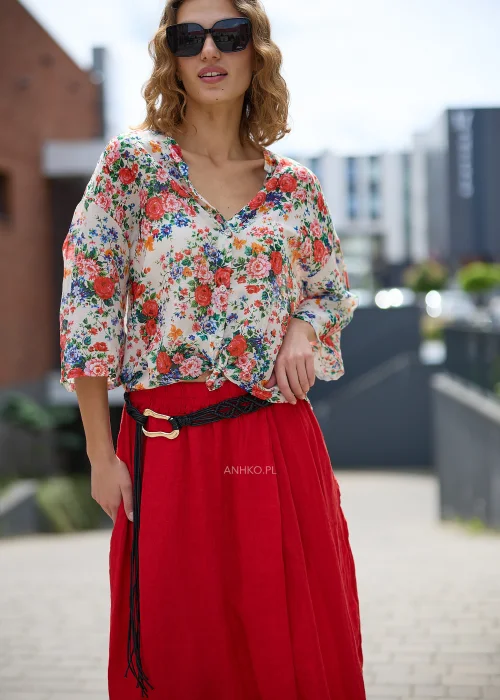 Czarny pasek boho wykonany z plecionych sznurków, ozdobiony dekoracyjną złotą klamrą i długimi frędzlami. Lekki model podkreśla talię i doskonale uzupełnia lniane, casualowe oraz artystyczne stylizacje.