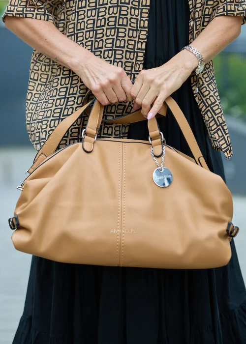 Beżowa torebka typu shopper z miękkiej ekoskóry z podwójnymi uchwytami, odpinanym paskiem i srebrnymi detalami.
