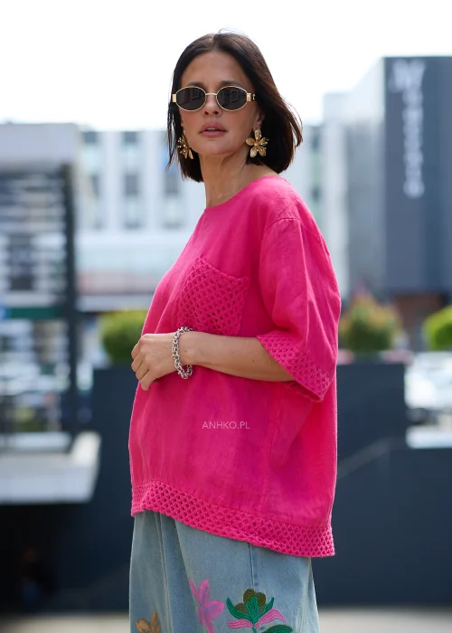 Duże złote kolczyki damskie w kształcie kwiatów z ozdobnymi kryształkami typu strass. Elegancka biżuteria glamour na wesele i wyjątkowe okazje.
