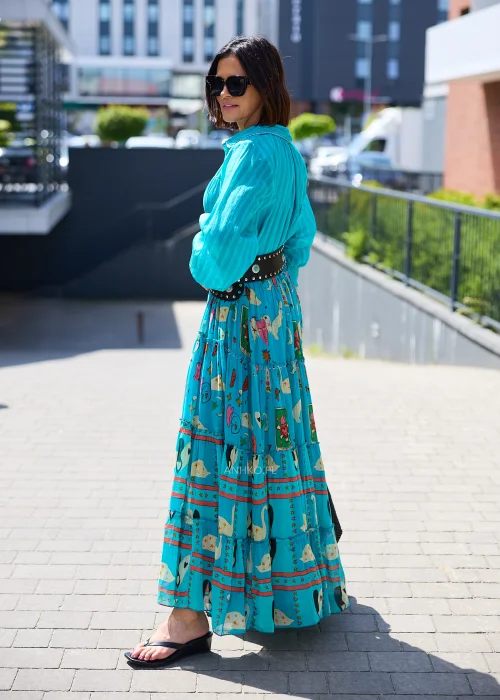 Turkusowa sukienka maxi z długim rękawem, zapięciem na guziki i efektownym printem w stylu boho.