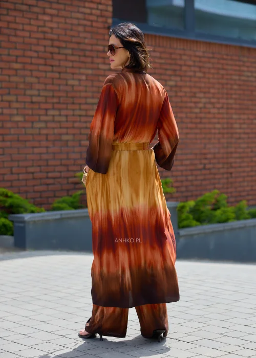 Zwiewne kimono maxi w odcieniach brązu, karmelu i miedzi z efektem ombre, wiązane w talii paskiem.