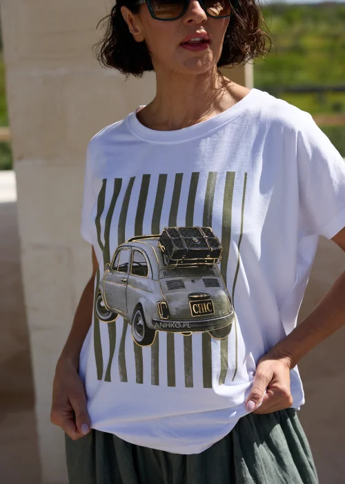 Biały damski T-shirt z okrągłym dekoltem i krótkim rękawem, ozdobiony efektownym nadrukiem retro samochodu z walizką oraz pionowymi paskami w kolorze oliwkowym.