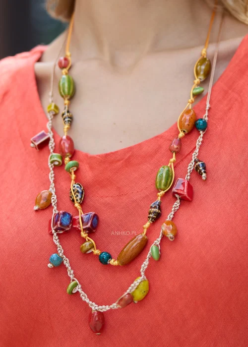 Kolorowy naszyjnik damski z dużymi ceramicznymi koralikami w odcieniach czerwieni, zieleni, turkusu i pomarańczu na plecionych sznurkach w stylu boho.