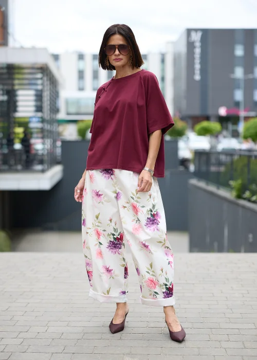 Bordowa bluzka o luźnym oversize'owym fasonie z okrągłym dekoltem, krótkimi szerokimi rękawami i ozdobnymi wiązaniami inspirowanymi stylem orientalnym przy ramieniu.