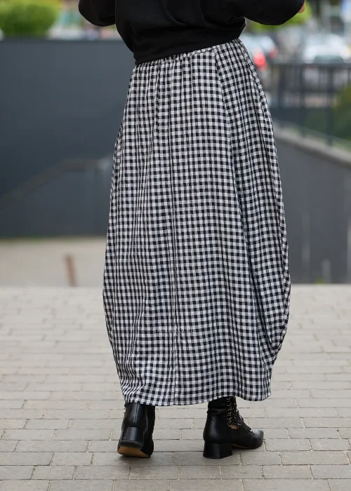 Spódnica maxi w czarno-białą kratkę vichy zachwyca luźnym fasonem i efektownym, lekko balonowym krojem. Elastyczna talia zapewnia wygodne dopasowanie, a delikatnie marszczona tkanina pięknie układa się podczas ruchu.