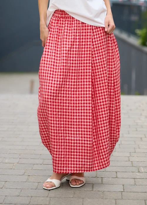 Spódnica maxi w czerwono-białą kratkę vichy zachwyca luźnym fasonem i efektownym, lekko balonowym krojem.