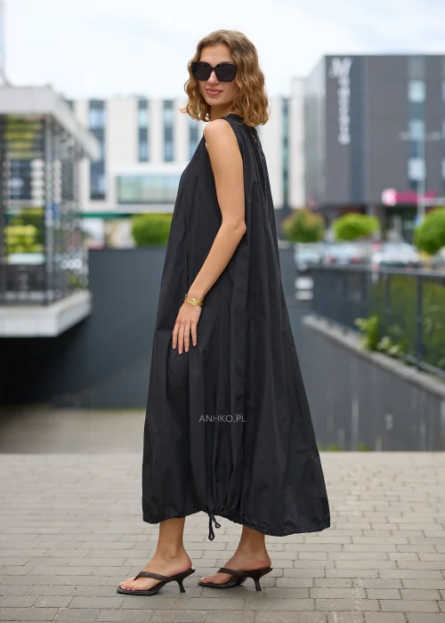 Sukienka maxi w czarnym kolorze to ponadczasowa propozycja dla kobiet, które cenią wygodę i minimalistyczny styl.