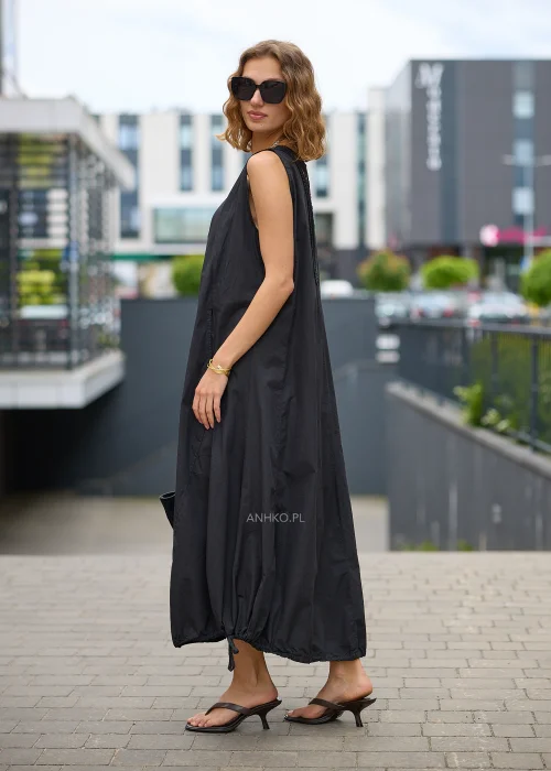 Sukienka maxi w czarnym kolorze to ponadczasowa propozycja dla kobiet, które cenią wygodę i minimalistyczny styl.