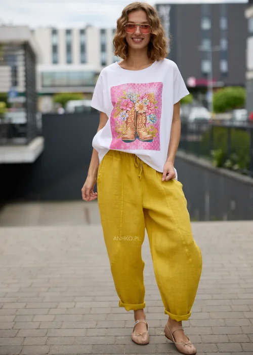 Biały t-shirt damski z kolorowym nadrukiem kowbojskich botków wypełnionych kwiatami na różowym tle